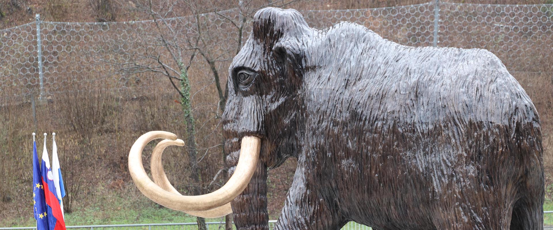 Dobrodošel bronasti mamut v naravni velikosti
