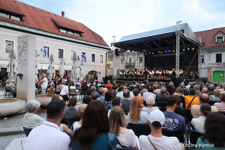 Mestna godba Kamnik z gosti očarala obiskovalce Poletja v Kamniku.jpg