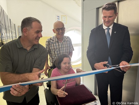 Predaja novega dvigala zgodba srčnosti, solidarnosti in povezanosti