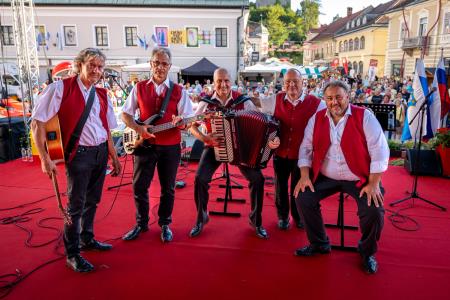 Veselo razpoloženje tudi na drugi festivalski dan Dnevov narodnih noš in oblačilne dediščine v Kam…