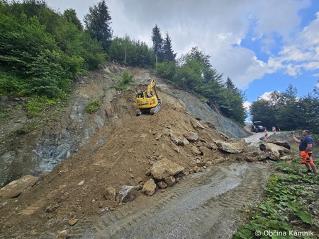 Sanacija plazu na lokalni cesti Podlom (1)